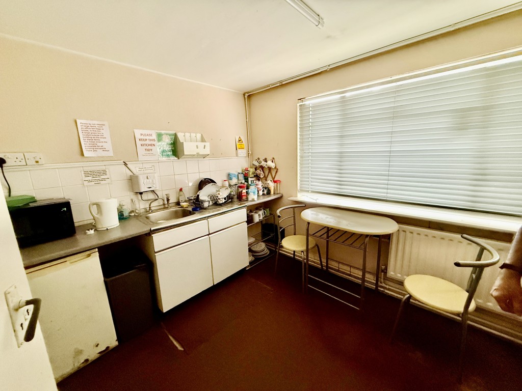 Lot: 15 - BUSINESS CENTRE FOR INVESTMENT WITH LAPSED PLANNING FOR 12 FLATS - Room 02
